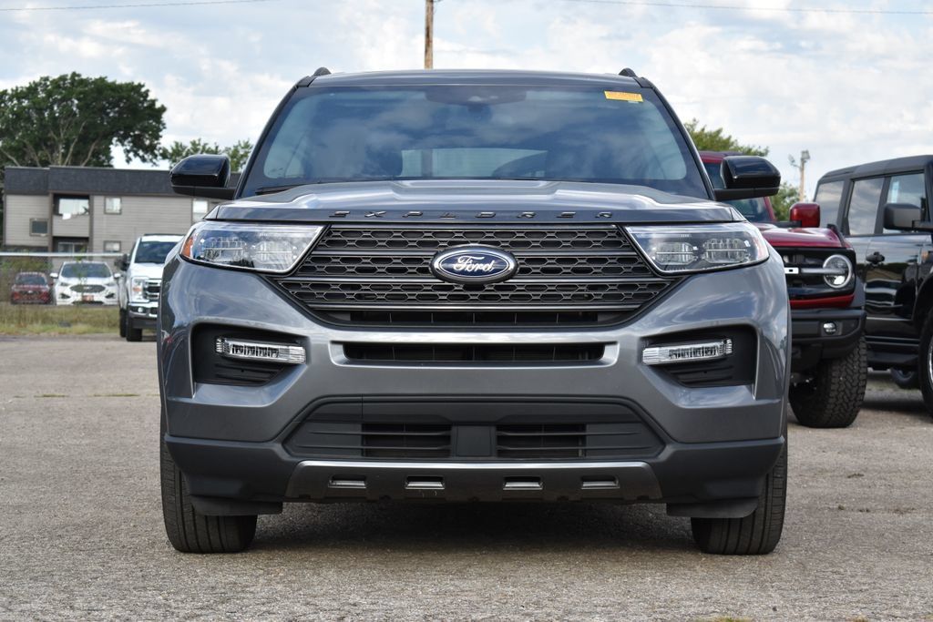 Used 2024 Ford Explorer XLT w/ Equipment Group 202A AWD/4WD image 2