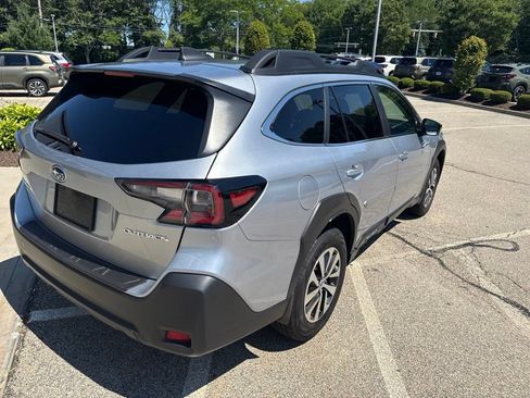Used 2025 Subaru Outback Premium AWD/4WD image 2