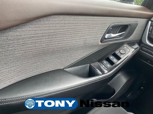 Used 2023 Nissan Rogue SV image 31