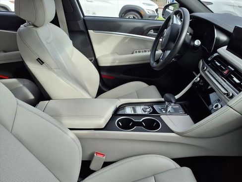 Used 2025 Genesis G70 2.5T image 10