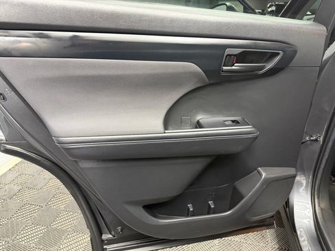 Used 2020 Toyota Highlander LE FWD image 41