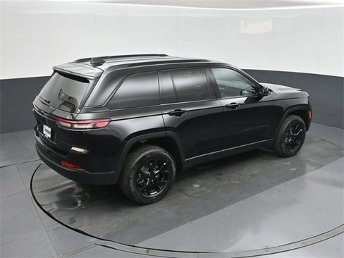 New 2025 Jeep Grand Cherokee Altitude image 28