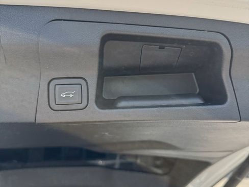 Used 2023 GMC Acadia SLE w/ Driver Convenience Package image 6