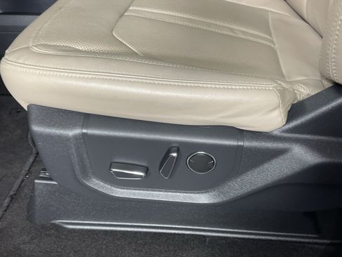 Used 2023 Ford Expedition Limited AWD/4WD image 16