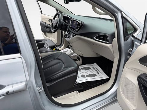 Used 2023 Chrysler Pacifica Touring-L image 26