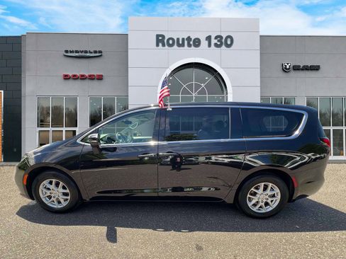 Used 2023 Chrysler Pacifica Touring-L FWD image 5
