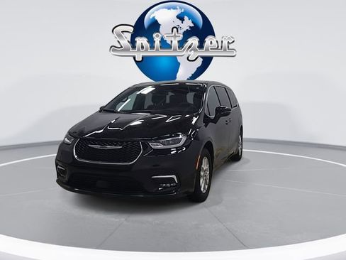 Used 2025 Chrysler Pacifica Select image 6