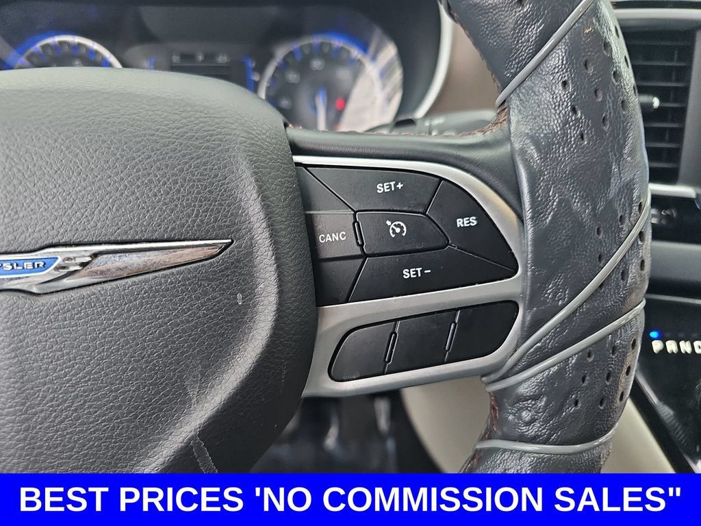 Used 2018 Chrysler Pacifica Touring-L FWD image 19