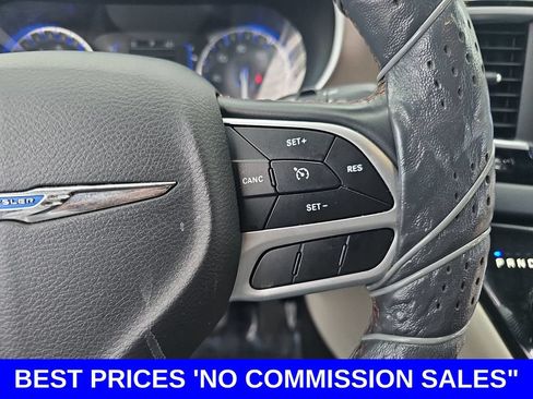 Used 2018 Chrysler Pacifica Touring-L FWD image 19
