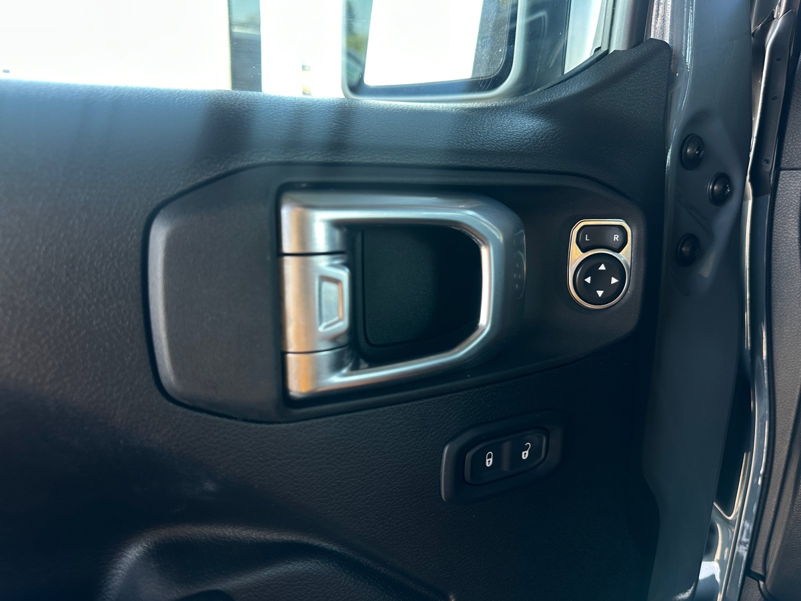 Used 2024 Jeep Wrangler Unlimited AWD/4WD image 16