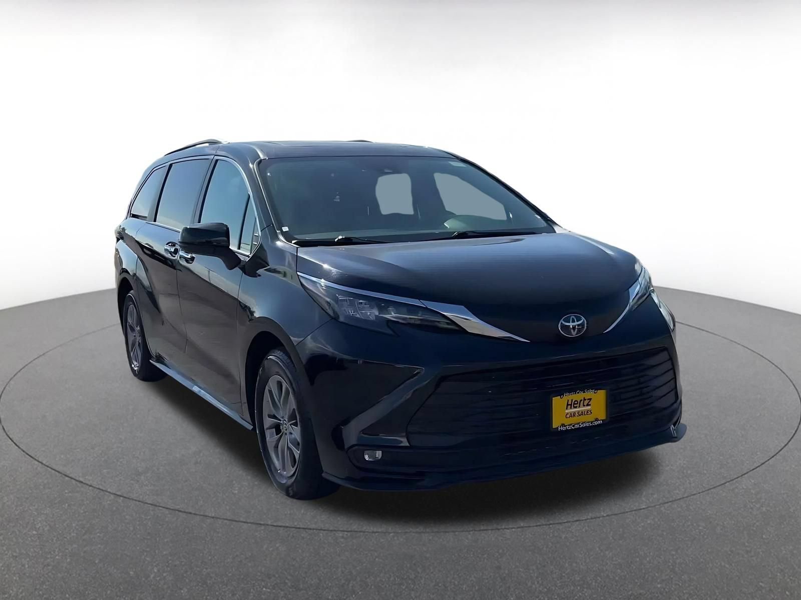 Used 2025 Toyota Sienna XLE FWD image 3
