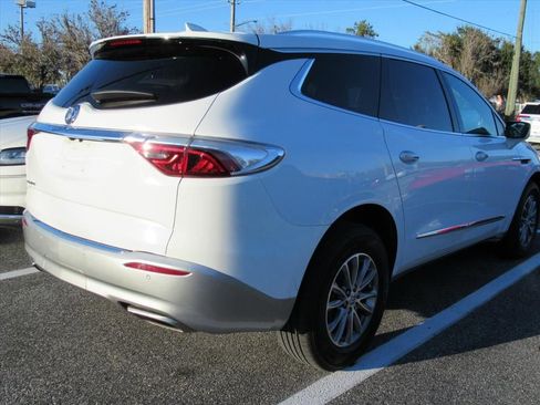 Used 2023 Buick Enclave Essence image 3