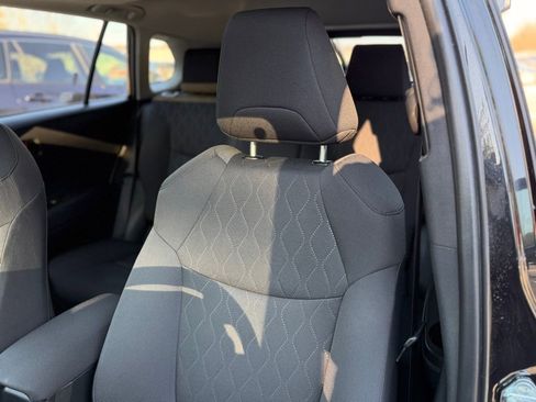 Used 2023 Toyota Corolla Cross LE w/ Moonroof Package image 9