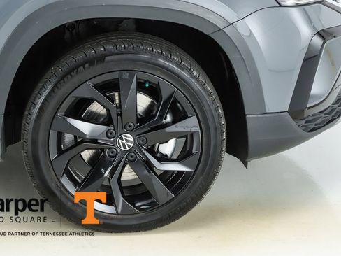 Used 2023 Volkswagen Taos SE w/ Panoramic Sunroof Package FWD image 14