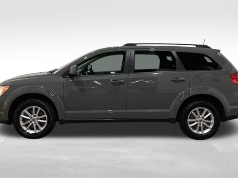 Used 2019 Dodge Journey SE w/ Premium Group image 2
