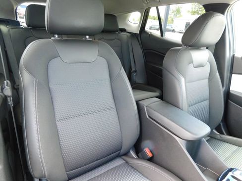 Used 2025 Chevrolet Trax LT w/ LT Convenience Package FWD image 18