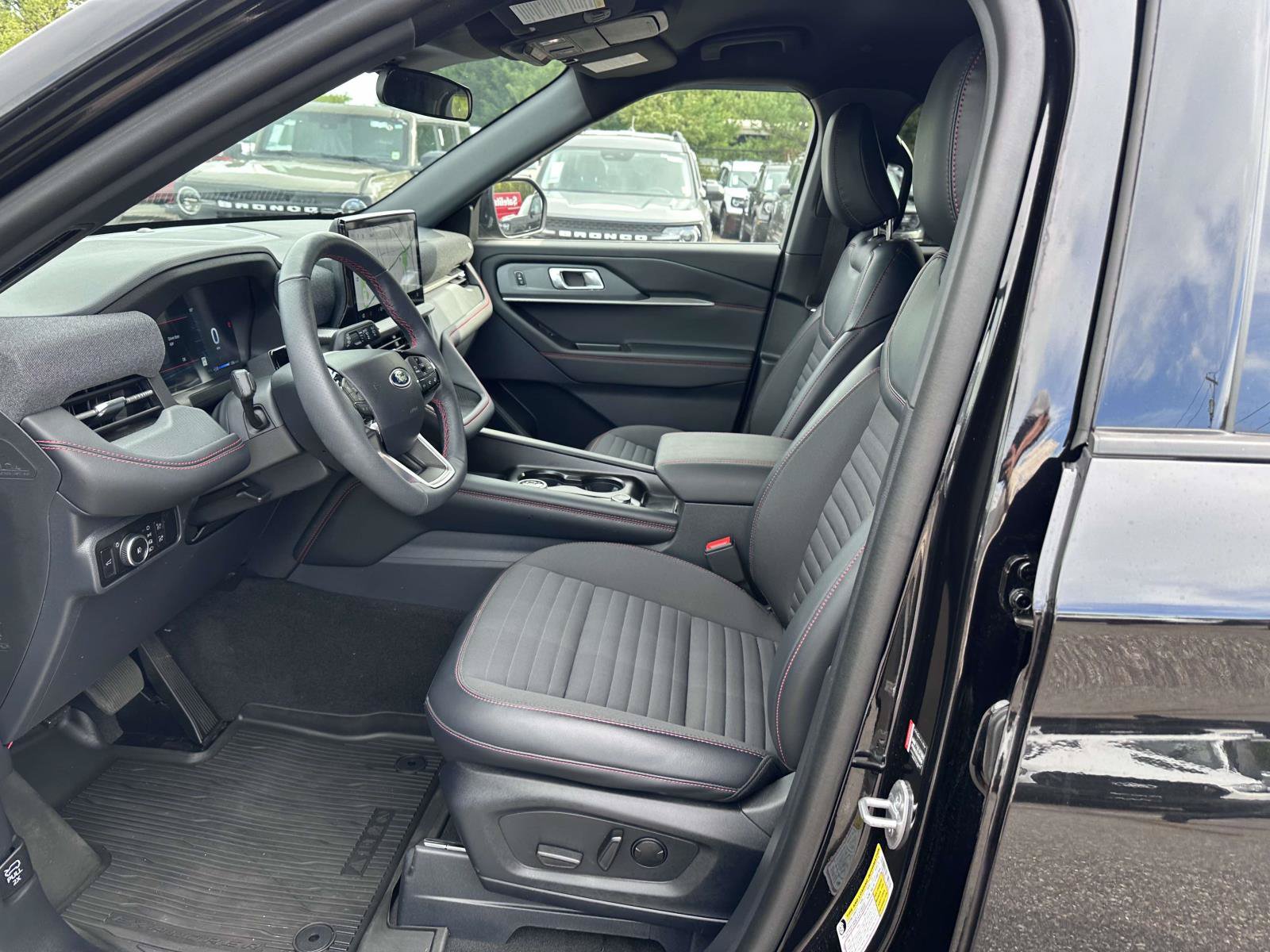 Used 2026 Ford Explorer ST-Line w/ ST-Line Street Pack AWD/4WD image 12