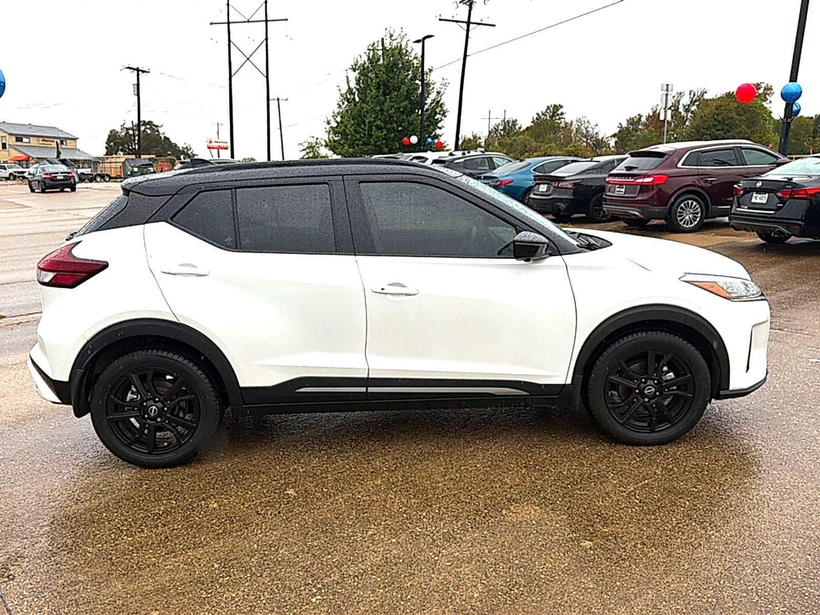 Used 2023 Nissan Kicks SR w/ SR Premium Package FWD image 4