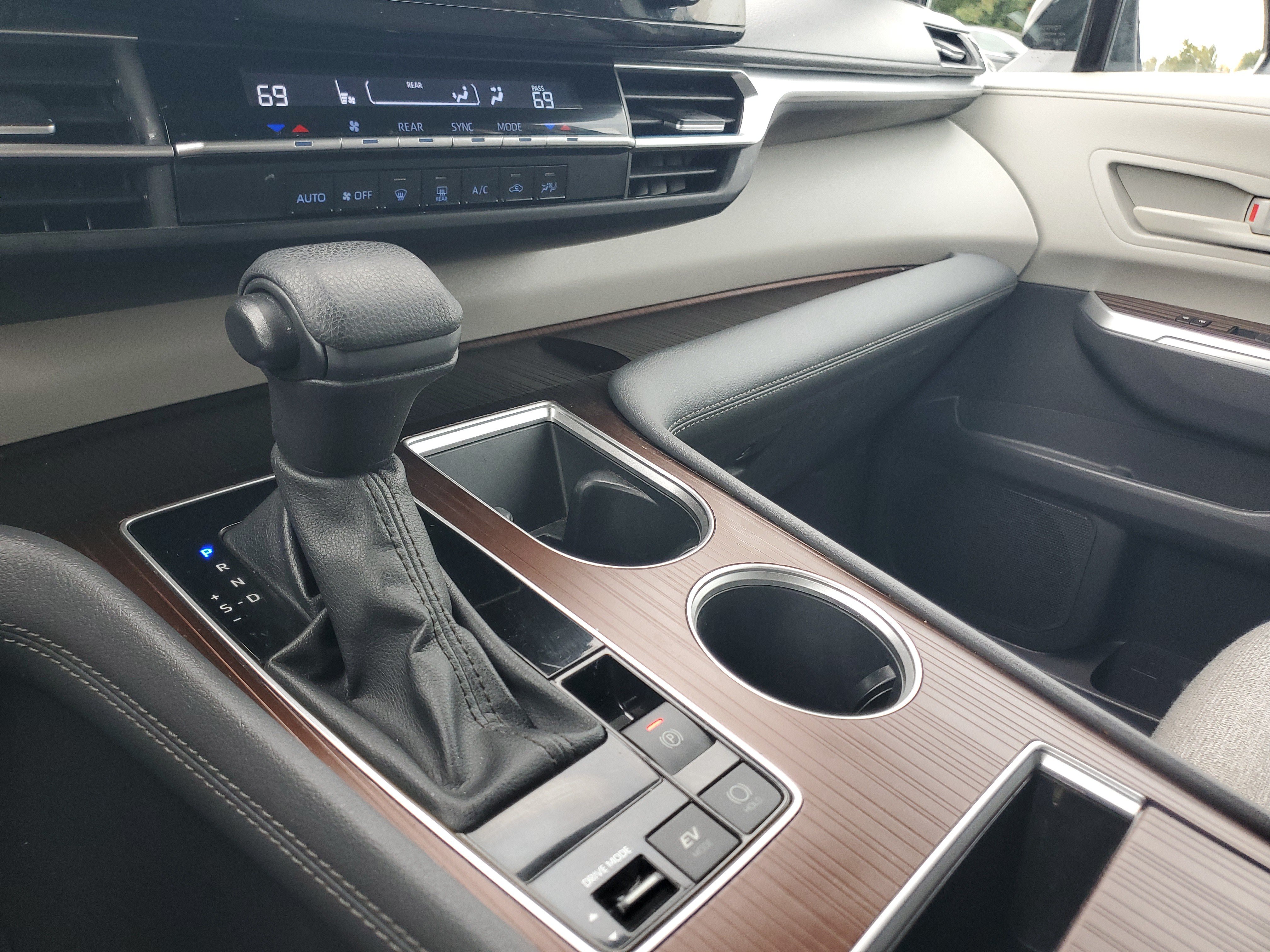 Certified 2024 Toyota Sienna LE FWD image 32