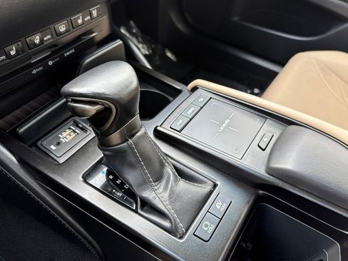 Used 2019 Lexus ES 300h w/ Accessory Package 2 image 21