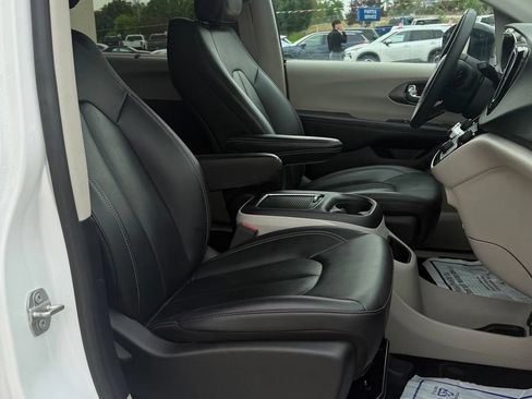 Used 2024 Chrysler Pacifica Touring-L FWD image 24
