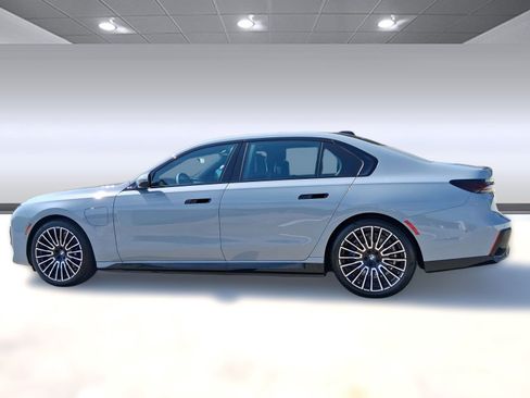 New 2026 BMW 750e xDrive image 2