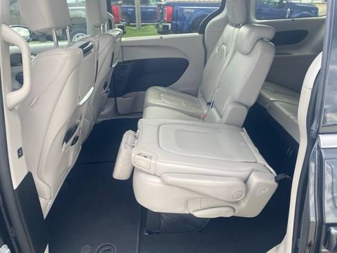 Used 2017 Chrysler Pacifica Touring-L Plus FWD image 9