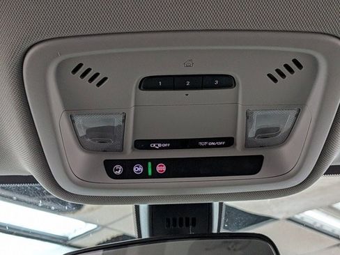 Used 2020 Chevrolet Traverse LT image 33