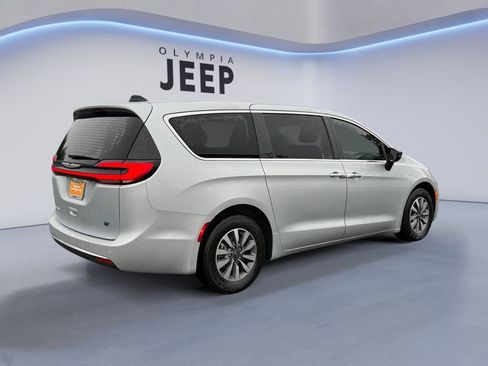 Certified 2024 Chrysler Pacifica Select image 5