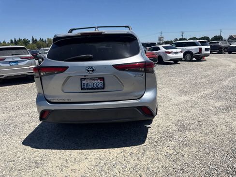 Used 2021 Toyota Highlander LE FWD image 5