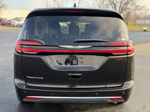 Used 2024 Chrysler Pacifica Touring-L image 6