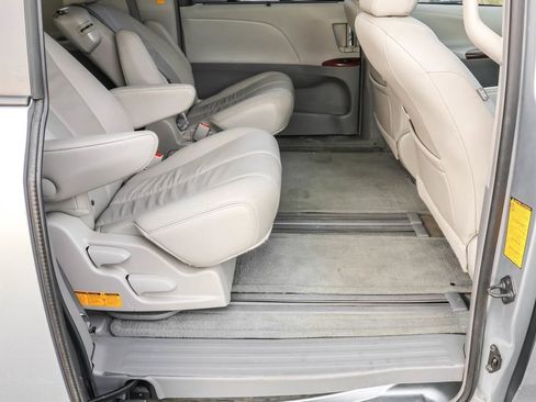 Used 2014 Toyota Sienna XLE image 29
