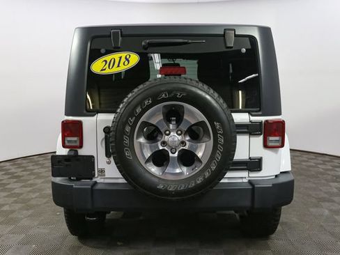 Used 2018 Jeep Wrangler Sahara w/ Connectivity Group AWD/4WD image 10