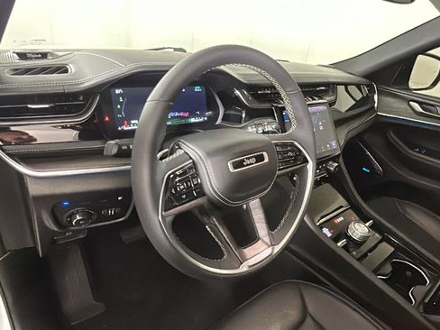 Used 2023 Jeep Grand Cherokee Overland AWD/4WD image 15