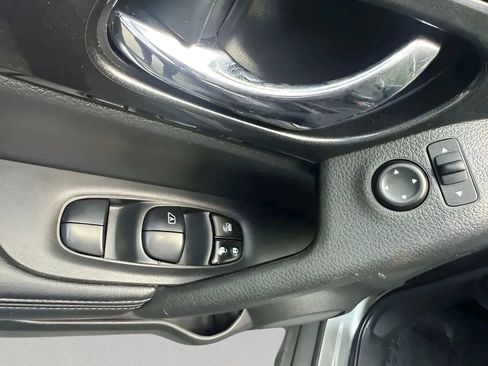 Used 2019 Nissan Rogue SV image 26