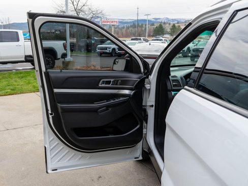 Used 2017 Ford Explorer XLT w/ Equipment Group 202A image 16