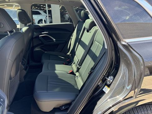 Used 2025 Audi Q5 Premium w/ Convenience Package image 14