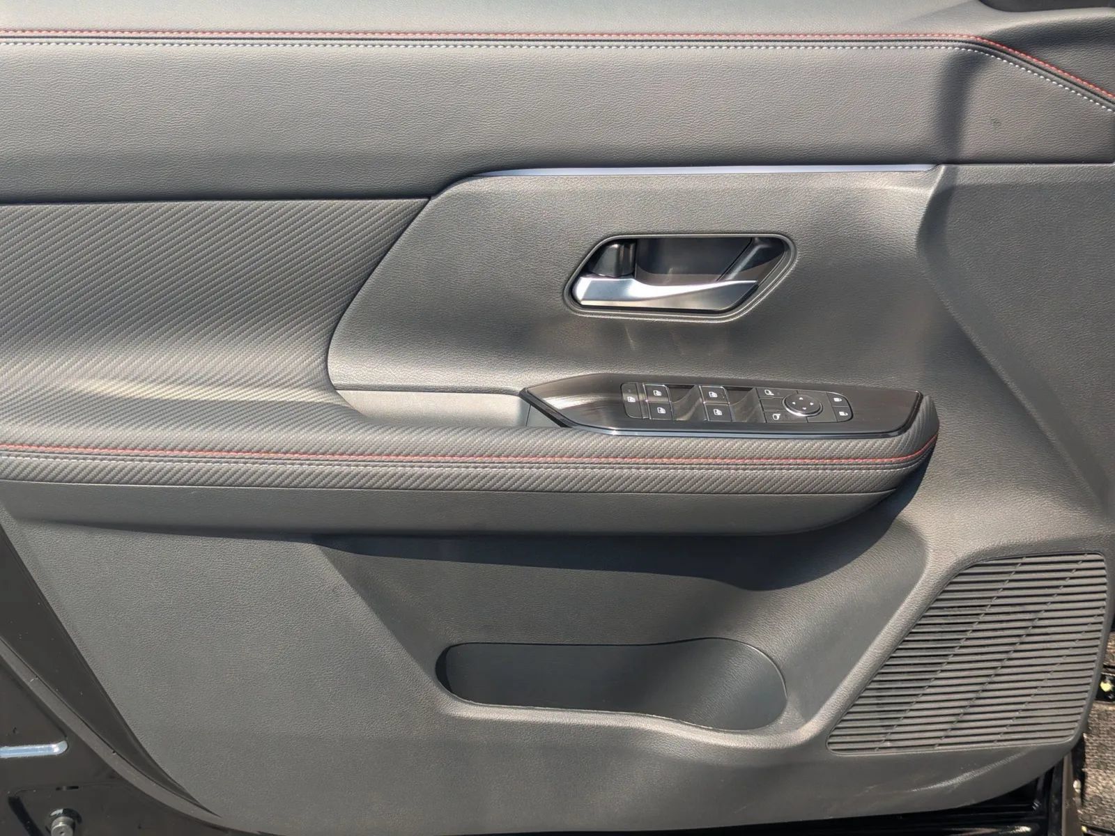 Certified 2026 Nissan Kicks SR FWD image 10