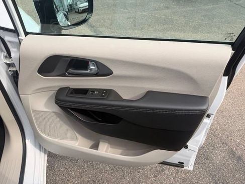 Used 2024 Chrysler Pacifica Touring-L FWD image 16