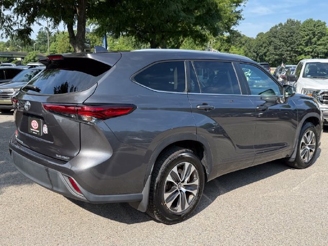 Used 2023 Toyota Highlander XLE AWD/4WD image 10