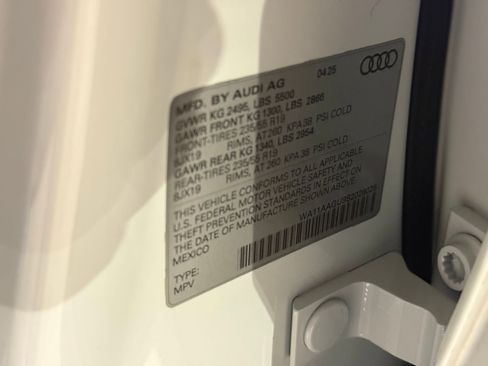 Used 2025 Audi Q5 Premium w/ Convenience Package image 19