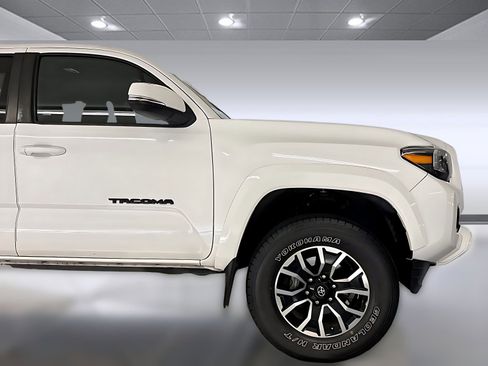 Used 2023 Toyota Tacoma TRD Sport w/ Black Out Package (TMS) image 33