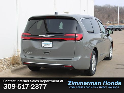Used 2025 Chrysler Pacifica Select image 2