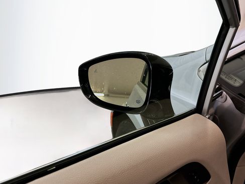 Used 2024 Chrysler Pacifica Touring-L image 16