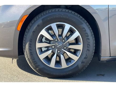 Used 2021 Chrysler Pacifica Touring w/ Uconnect Theater Family Group image 40