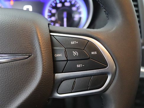 Used 2022 Chrysler 300 Touring image 31