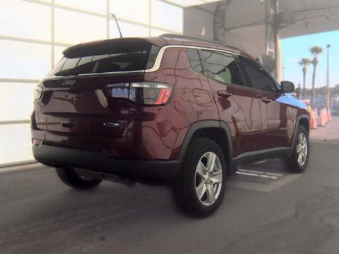 Used 2022 Jeep Compass Latitude w/ Sun and Sound Group AWD/4WD image 2