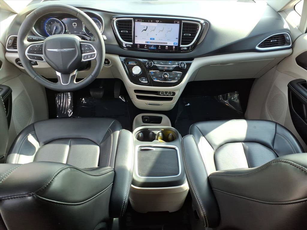 Used 2023 Chrysler Pacifica Touring-L FWD image 9