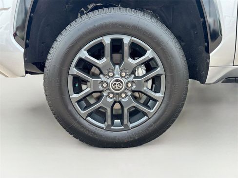 Used 2022 Toyota Tundra Platinum AWD/4WD image 31