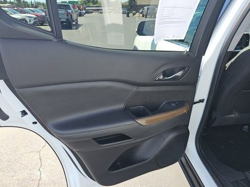 Used 2023 GMC Acadia SLE image 6